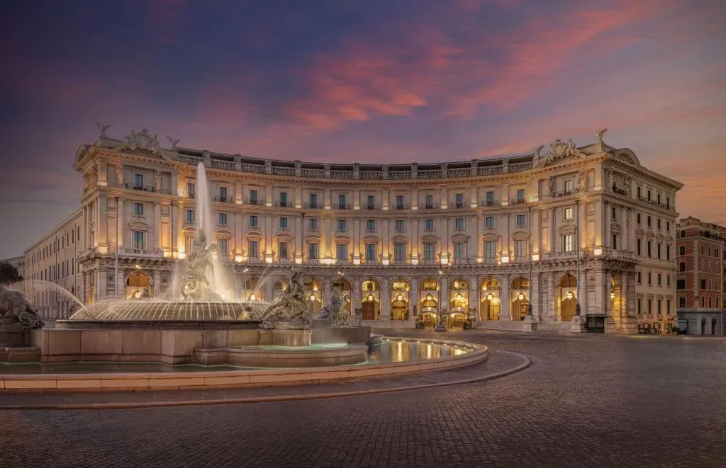 Facciata di Palazzo Naiadi a Piazza della Repubblica, Roma, al crepuscolo